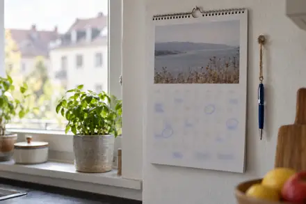 Wandkalender mit markierten Tagen in einer Küche